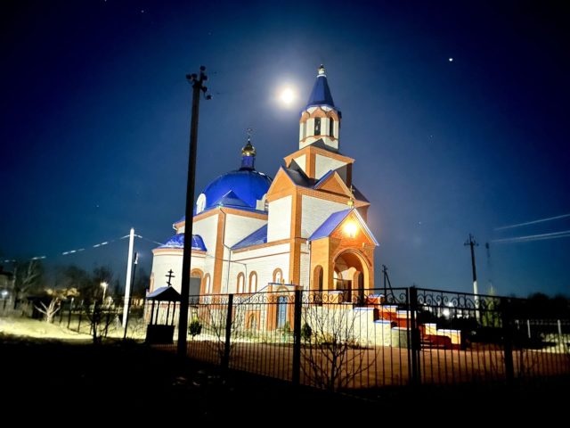 На территории нашего храма появилось уличное освящение